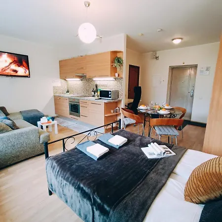 Homey Nest In Midtown Center, Up To 4 Guests, Steps From The Park, Free Parking Appartement Riga