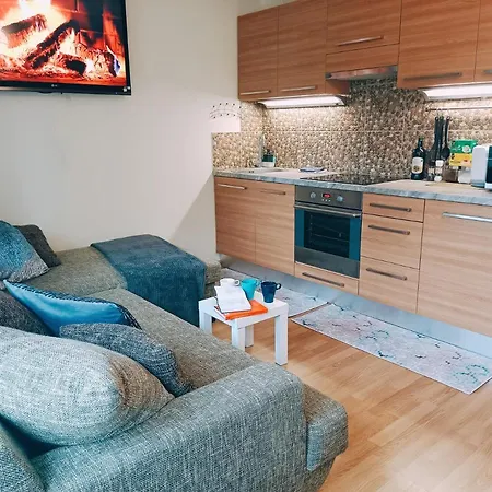 Homey Nest In Midtown Center, Up To 4 Guests, Steps From The Park, Free Parking Appartement Riga